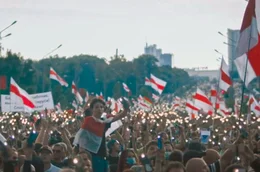Ziviler Widerstand mit Flaggen der Opposition: Die wei&szlig;-rot-wei&szlig;en Flaggen waren vor allem nach der massiv kritisierten Pr&auml;sidentschaftswahl 2020 in Belarus zu sehen.