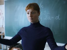 Die junge Sport- und Mathematiklehrerin Carla Nowak (Leonie Benesch) tritt ihre erste Stelle an einem Gymnasium an.