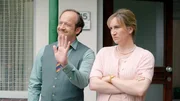 Job (Rein Hofman) und Nora Kleverlaan (Eva Damen) beobachten den Auszug ihrer Pflegetochter Lena (Isa Jansen) mit gemischten Gefühlen. Job (Rein Hofman) und Nora Kleverlaan (Eva Damen) beobachten den Auszug ihrer Pflegetochter Lena (Isa Jansen) mit gemischten Gefühlen.