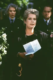 Uschi (Barbara Freier, Mi.) hält an Susannes Grab eine bewegende Trauerrede (hi.li. Uta Prelle; hi.re. Egon Hoffmann). Uschi (Barbara Freier, Mi.) hält an Susannes Grab eine bewegende Trauerrede (hi.li. Uta Prelle; hi.re. Egon Hoffmann).