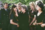 Nina (Tine Worch, 2.v.li.) dankt Uschi (Barbara Freier, Mi.) für ihre ehrliche Trauerrede. (v.li.: Thomas Engel, Tine Worch, Christiane Reiff, Barbara Freier, Victoria Madincea, Uta Prelle -hi.-, Christine Schuberth). Nina (Tine Worch, 2.v.li.) dankt Uschi (Barbara Freier, Mi.) für ihre ehrliche Trauerrede. (v.li.: Thomas Engel, Tine Worch, Christiane Reiff, Barbara Freier, Victoria Madincea, Uta Prelle -hi.-, Christine Schuberth).