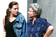 Walter (Katy Karrenbauer, li.) und Uschi (Barbara Freier) rätseln, ob Mona ihre Geschäfte nun eingestellt hat oder nicht. Walter (Katy Karrenbauer, li.) und Uschi (Barbara Freier) rätseln, ob Mona ihre Geschäfte nun eingestellt hat oder nicht.