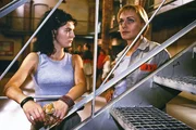 Jule (Anke Rähm, li.) will von Mona (Anja Beatrice Kaul) wissen, ob sie endlich mit ihren krummen Geschäften aufgehört hat. Jule (Anke Rähm, li.) will von Mona (Anja Beatrice Kaul) wissen, ob sie endlich mit ihren krummen Geschäften aufgehört hat.