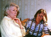 Elisabeth (Hannelore Minkus, li.) teilt Jutta (Claudia Loerding) mit, dass sie leben will und beginnt eine Chemotherapie. Elisabeth (Hannelore Minkus, li.) teilt Jutta (Claudia Loerding) mit, dass sie leben will und beginnt eine Chemotherapie.