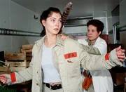 Jule (Anke Rähm, vorne), die Zeugin von Connys (Kristin Lenhardt) Fluchtversuch geworden ist, wird von Conny niedergeschlagen. Jule (Anke Rähm, vorne), die Zeugin von Connys (Kristin Lenhardt) Fluchtversuch geworden ist, wird von Conny niedergeschlagen.