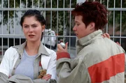 Conny (Kristin Lenhardt, re.) schmiedet Fluchtpläne. Doch noch steht Jule (Anke Rähm) Connys Vorhaben im Weg. Conny (Kristin Lenhardt, re.) schmiedet Fluchtpläne. Doch noch steht Jule (Anke Rähm) Connys Vorhaben im Weg.