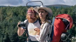 Olaf (Kristofer Hivju,l.); Elsa (Hannah Hoekstra, r.)