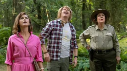 (v.l.n.r.) Sari (Keri Russell); Peter (Jesse Tyler Ferguson); Parkrangerin Liz (Margo Martindale)