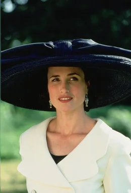 Vier Hochzeiten und einen Todesfall lang gelingt es Carrie (Andie MacDowell), ihre Liebe zu Charles zu verleugnen ...