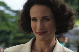 Carrie (Andie MacDowell) sieht den Mann, den sie liebt - leider ist er im Begriff, eine andere zu heiraten ...