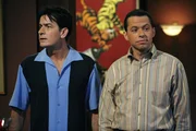 Können unterschiedlicher kaum sein: Charlie (Charlie Sheen, l.) und sein jüngerer Bruder Alan (Jon Cryer, r.) ... Können unterschiedlicher kaum sein: Charlie (Charlie Sheen, l.) und sein jüngerer Bruder Alan (Jon Cryer, r.) ...