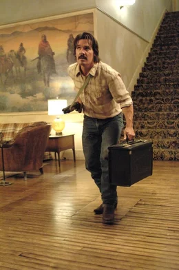 Auf der Flucht vor einem Killer, der ein Abgesandter des Teufels zu sein scheint: Vietnamveteran Llewelyn Moss (Josh Brolin) ...