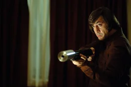 Noch glaubt Llewelyn Moss, dass er Anton Chigurh (Javier Bardem) umstimmen kann, wenn er das Geld rausr&uuml;ckt. Doch eine Bestie sollte man niemals reizen ...