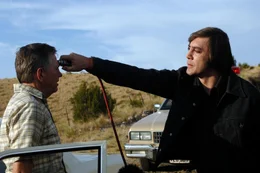 Der Killer Anton Chigurh (Javier Bardem, r.) tr&auml;gt nicht nur einen ungew&ouml;hnlichen Namen, sondern hat auch eine au&szlig;ergew&ouml;hnliche Mordmethode entwickelt: Er erschie&szlig;t h&auml;ufig seine Opfer mit einem &Uuml;berdruckkanister wie er zum Rindert&ouml;ten benutzt wird ...