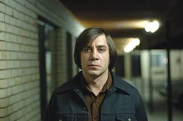 L&auml;sst jeden, der ihm in die Quere kommt oder ihn nur nervt, ins Gras bei&szlig;en: Anton Chigurh (Javier Bardem) ...