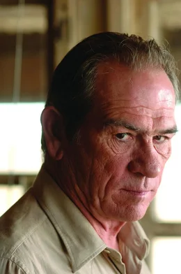 Sheriff Bell (Tommy Lee Jones) hat den Verfolgern, die Jagd auf Llewelyn Moss machen, nichts entgegenzusetzen ...
