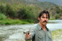 Vietnamveteran Llewelyn Moss (Josh Brolin) wird von einem Teufel in Menschengestalt gejagt ...