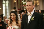 Endlich steht die Hochzeit von Herb (Ryan Stiles, r.) und seiner Exfrau Judith (Marin Hinkle, l.) bevor, so dass Alan die berechtigte Hoffnung hegt, bald keinen Unterhalt mehr zahlen zu müssen ... Endlich steht die Hochzeit von Herb (Ryan Stiles, r.) und seiner Exfrau Judith (Marin Hinkle, l.) bevor, so dass Alan die berechtigte Hoffnung hegt, bald keinen Unterhalt mehr zahlen zu müssen ...