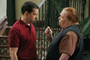 Machen sich Sorgen um Charlie: Berta (Conchata Ferrell, r.) und Alan (Jon Cryer, l.) ...