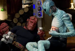 Von Selbstzweifeln geplagt: Hellboy (Ron Perlman, l.) genehmigt sich erstmal ein Bier - oder zwei, oder drei - bevor er sein Herz an Kumpel Abe Sapien (Doug Jones, r.) aussch&uuml;ttet ...