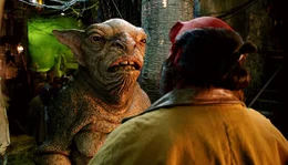 Die ewige Waffenruhe zwischen unserer Welt und den unsichtbaren Gefilden der fantastischen Unterwelt hat ein Ende. Hellboy (Ron Perlman, r.) hat nun wieder viel Arbeit und muss sich mit Kreaturen wie Cronie Troll (Brian Steele, l.) herum&auml;rgern ...
