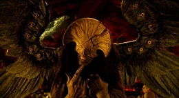 Der furchteinfl&ouml;&szlig;ende Engel des Todes (Doug Jones) ist ein Freund von K&ouml;nig Balor, der die "Goldene Armee" gegr&uuml;ndet hat. Er k&ouml;nnte Hellboys Leben retten ...