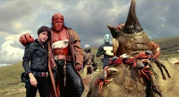 In Irland angekommen, treffen Liz (Selma Blair, l.), Hellboy (Ron Perlman, 2.v.l.), Johann (John Alexander, M. ) und Abe (Doug Jones, 2.v.r.) zuerst auf einen Troll, der ihnen nur zu gerne den Eingang zur "Goldenen Armee" zeigt - wenn er daf&uuml;r Hellboys Speer bekommt ...