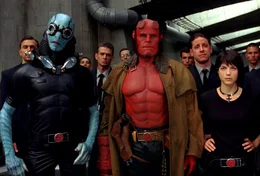 Gemeinsam mit den Angestellten des "Bureau of Paranormal Research and Defense" machen sich Abe Sapien (Doug Jones, l.), Hellboy (Ron Perlman, M.) und Liz (Selma Blair, r.) auf die Suche nach Prinz Nuada ...