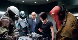 Krisensitzung im Labor des "Bureau of Paranormal Research and Defense": Liz (Selma Blair, 2.v.r.) hat gemeinsam mit Abe Sapien (Doug Jones, 2.v.l.) die so genannten "Zahnfeen" ausfindig gemacht. Johann Kraus (John Alexander, l.) und Hellboy (Ron Perlman, r.) sind angetan von den kleinen spinnenartigen Wesen, w&auml;hrend Tom Manning (Jeffrey Tambor, M.) noch recht skeptisch ist.
