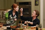 Orson (Kyle MacLachlan, r.) gibt vor, Brees (Marcia Cross, l.) Leben wieder in die richtige Bahn lenken zu wollen, w&auml;hrend Karen Roy aus dem Haus wirft ...