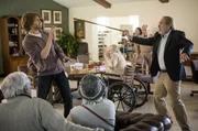 Der Navy-Mitarbeiter Warren Miller und sein Gro&szlig;vater Louis, ein Veteran, werden entf&uuml;hrt. Deeks (Eric Christian Olsen, l.) und seine Kollegen beginnen mit den Ermittlungen - werden dabei aber von Edward O'Boyle (Martin Mull, r.) unsch&ouml;n begr&uuml;&szlig;t ...
