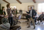 Warum regiert Edward O'Boyle (Martin Mull, r.) auf die Ermittlungen von Deeks (Eric Christian Olsen, l.) und seine Kollegen so unwirsch?