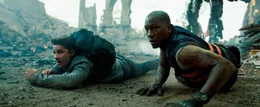 Riskieren ihr Leben, um Chicago aus der Hand der Decepticons zu befreien: Sam Witwicky (Shia LaBeouf, l.) und Robert Epps (Tyrese Gibson, r.) ...