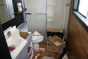 In jedem der Zimmer finden Tarek und Pete eine Spur der Verwüstung vor - so auch im Badezimmer ... In jedem der Zimmer finden Tarek und Pete eine Spur der Verwüstung vor - so auch im Badezimmer ...