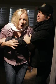 Don (Rob Morrow, r.) kann gerade noch Sarah Fisher (Debbon Ayer, l.) retten, da gerät er selbst in große Gefahr ... Don (Rob Morrow, r.) kann gerade noch Sarah Fisher (Debbon Ayer, l.) retten, da gerät er selbst in große Gefahr ...