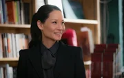 Als eine reiche Frau ermordet wird, vermuten Holmes und Watson (Lucy Liu), dass ihr Testament der Grund sein könnte. Denn die Dame hinterließ ihr Anwesen ihrem Hund, statt ihren Kindern. Der Fall entwickelt sich jedoch anders als erwartet ... Als eine reiche Frau ermordet wird, vermuten Holmes und Watson (Lucy Liu), dass ihr Testament der Grund sein könnte. Denn die Dame hinterließ ihr Anwesen ihrem Hund, statt ihren Kindern. Der Fall entwickelt sich jedoch anders als erwartet ...