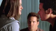 Wird es Don (Rob Morrow, r.) und Colby (Dylan Bruno, M.) gelingen, von der Gefangenen Piper (Sarah Drew, l.) den Aufenthaltsort von Amita und deren Entf&uuml;hrer herauszubekommen?