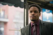 Holmes und Watson müssen den Mord an einem Mann aufklären, der in einem Comicheldenkostüm für Gerechtigkeit auf den Straßen sorgte. Auch Detective Bell (John Michael Hill) ist in den Fall involviert, hat jedoch erhebliche Probleme damit, dass Opfer zu identifizieren ... Holmes und Watson müssen den Mord an einem Mann aufklären, der in einem Comicheldenkostüm für Gerechtigkeit auf den Straßen sorgte. Auch Detective Bell (John Michael Hill) ist in den Fall involviert, hat jedoch erhebliche Probleme damit, dass Opfer zu identifizieren ...