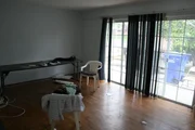 Das renovierungsbedürftige Haus in Torrance hat Potential, doch Risse im Fundament stellen ein Problem dar. Das renovierungsbedürftige Haus in Torrance hat Potential, doch Risse im Fundament stellen ein Problem dar.