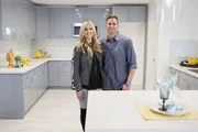 Hoffen mit ihrem hochwertigen Design auf einen gewinnbringenden Verkauf der Immobilie im Mid-Century-Stil: Makler-Paar Christina (l.) und Tarek (r.) ...