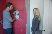 Das Design soll stimmig sein, deshalb entscheiden sich Tarek (l.) und Christina (r.), das Fliesenmuster als ein wiederkehrendes Designelement einzusetzen - nicht nur im Badezimmer.