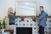Als Tarek (r.) und Christina (l.) an ein Objekt im Mid-Century-Stil gelangen, ist der optische Anspruch der Nachbarschaft hoch - schafft das Makler-Paar mit ihrem Design eine Punktladung f&uuml;r die K&auml;ufer?