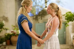 Donna (Meryl Streep, l.) will verhindern, dass ihre Tochter Sophie (Amanda Seyfried, r.) &uuml;berst&uuml;rzt heiratet und es sp&auml;ter bereut ...