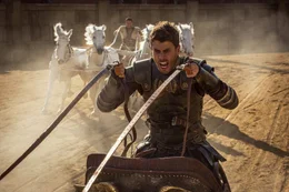 Messala (Toby Kebbell, r.) und Ben-Hur (Jack Huston, l.) k&auml;mpfen mit allen Mitteln um den Sieg.