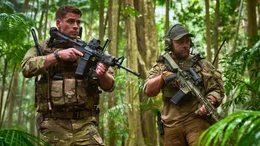 Ein Delta-Force-Einsatz auf den Philippinen zur Befreiung eines CIA-Spions aus Terroristenhand geht schief, alle Soldaten werden get&ouml;tet. Nur einer hat &uuml;berlebt und irrt durch den Dschungel&hellip; (Foto: Liam Hemsworth, li.; Luke Hemsworth)