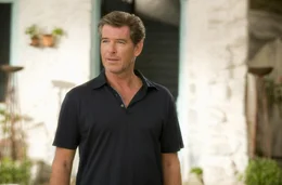 Sam Carmichael (Pierce Brosnan).