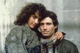 Insgeheim hat sich Alex (Jennifer Beals, l.) schon vor l&auml;ngerer Zeit in ihren Fabrikboss Nick (Michael Nouri, r.) verliebt. Als sie merkt, dass Nick ihre Gef&uuml;hle erwidert und sich f&uuml;r ihre Tanzleidenschaft begeistert, ist sie zun&auml;chst au&szlig;er sich vor Freude.
