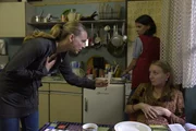 Allen Widerst&auml;nden zum Trotz begibt sich Dr. Nora Schwarz (Petra Schmidt-Schaller, l.) eigenm&auml;chtig auf die Suche ihrer entf&uuml;hrten Tochter. Als sie eine vielversprechende Spur verfolgt, ger&auml;t sie mitten ins Visier eiskalter Killer ...