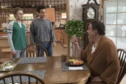"Die Goldbergs", "Eltern verstehen das einfach nicht." In Anlehnung an ihr Vorbild Will Smith als 'Fresh Prince' versuchen sich Adam und Barry als Songwriter und Interpreten. Als Thema für ihre Lieder nehmen sie ihren Vater. Sie bemerken nicht, dass sie in ihren Texten sehr beleidigend sind. Inzwischen dreht Beverly durch, als sie einige Zeit nichts von Erica hört. Daraufhin versucht sie ihre Tochter telefonisch zu erreichen, was Erica wiederum sehr nervt. Im Bild (v.li.): Sean Giambrone (Adam Goldberg), Troy Gentile (Barry Goldberg), Jeff Garlin (Murray Goldberg). "Die Goldbergs", "Eltern verstehen das einfach nicht." In Anlehnung an ihr Vorbild Will Smith als 'Fresh Prince' versuchen sich Adam und Barry als Songwriter und Interpreten. Als Thema für ihre Lieder nehmen sie ihren Vater. Sie bemerken nicht, dass sie in ihren Texten sehr beleidigend sind. Inzwischen dreht Beverly durch, als sie einige Zeit nichts von Erica hört. Daraufhin versucht sie ihre Tochter telefonisch zu erreichen, was Erica wiederum sehr nervt. Im Bild (v.li.): Sean Giambrone (Adam Goldberg), Troy Gentile (Barry Goldberg), Jeff Garlin (Murray Goldberg).