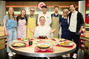 Von links: Kandidaten Megan Kohnen, Maja Kunz, Dariusz Wieczorek, Juror Christoph R&uuml;ffer, Moderator Johann Lafer, Kandidaten Malte Multusch, Ute Maria Zankl und Jens Wienand